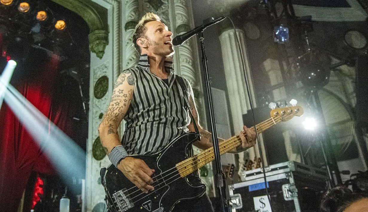 Personel grup band Green Day Mike Dirnt tampil di Metro, Chicago, Amerika Serikat, 29 Juli 2022. (Photo by Amy Harris/Invision/AP)