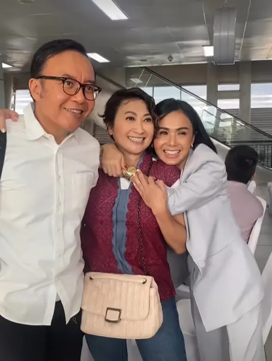 Indy Barends terlihat santai padukan t-shirt putih dengan vest batik ungu dan jeans [@yunishara36]