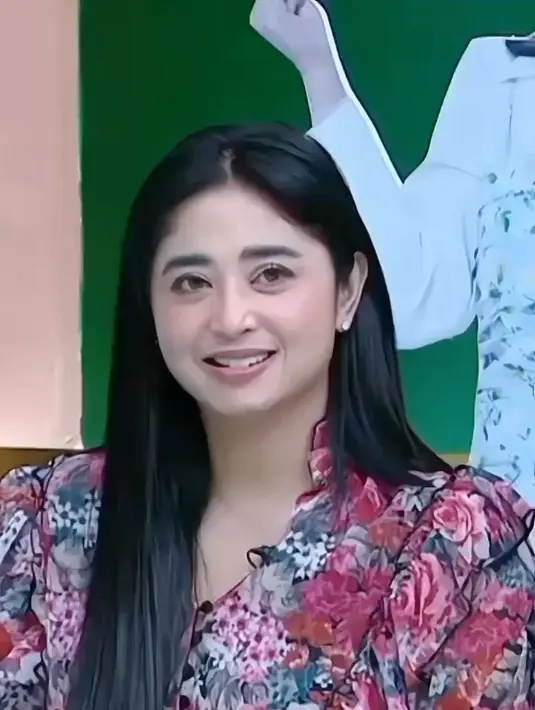 Belum lama ini, penyanyi yang juga pemeran itu mengungkapkan alasannya tak ingin segera menikah. [Instagram/dewiperssik9]