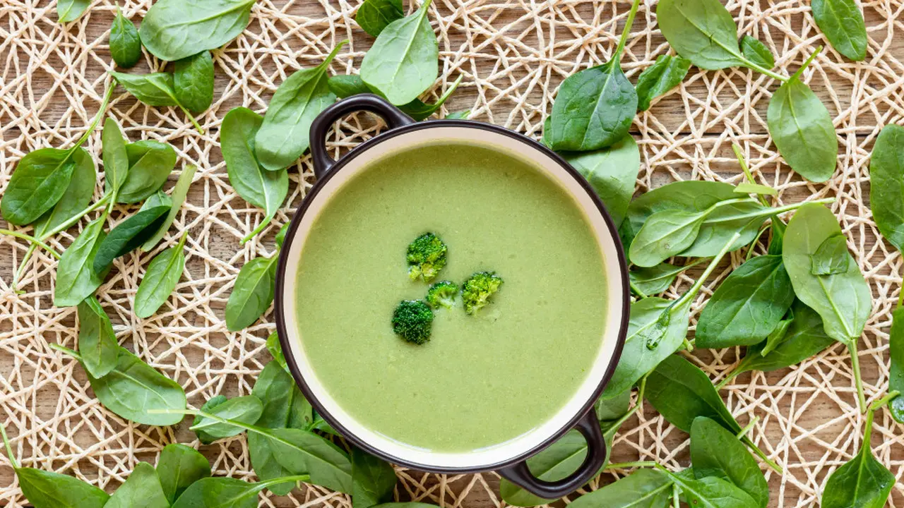 Sup Bayam Jagung Creamy Tanpa Susu, Menu Hangat Sehat dengan Tekstur Lembut Alami