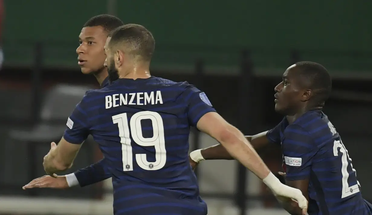 Penyerang Prancis, Kylian Mbappe berselebrasi dengan rekan setimnya usai mencetak gol ke gawang Austria pada pertandingan grup A1 UEFA Nations League di Stadion Ernst Happel di Wina, Austria, Sabtu (11/6/2022). Prancis bermain imbang atas Austria 1-1. (AP Photo/Michael Gruber)