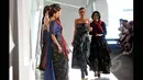 Desainer Poppy Dharsono bersama para modelnya dalam ajang Indonesia Fashion Week 2015 di JCC Senayan, Jakarta, Kamis (26/2). (Liputan6.com/Panji Diksana)
