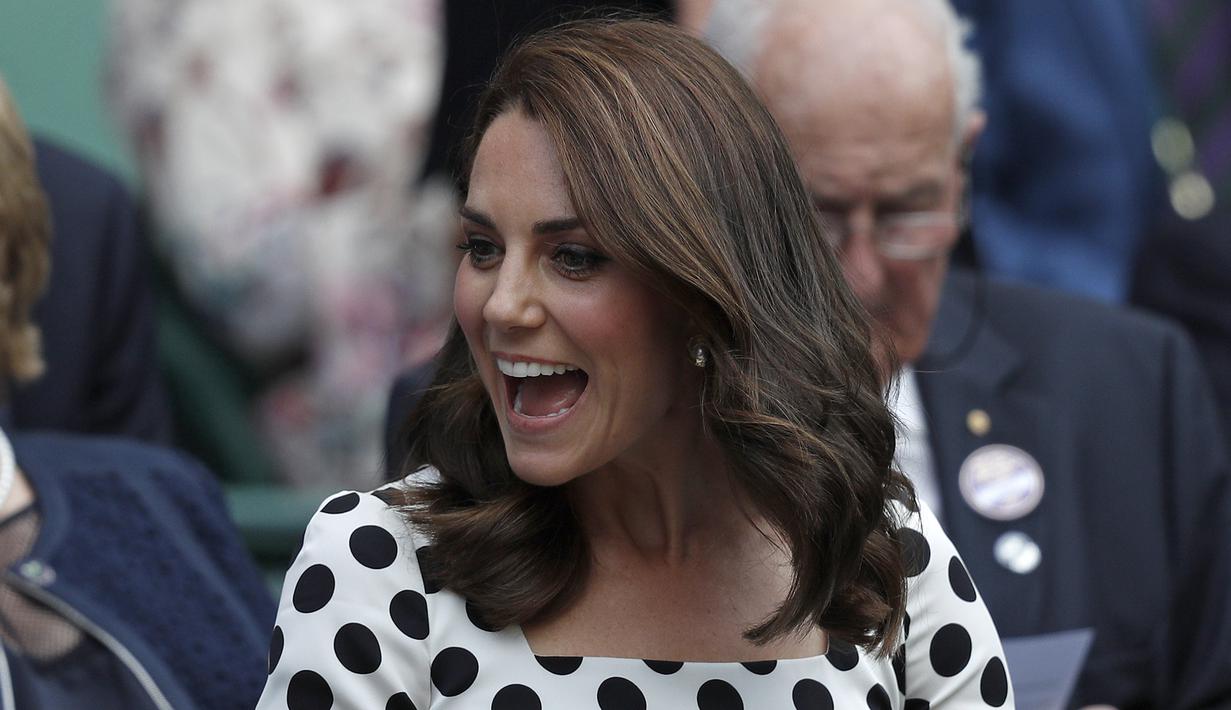Kate Middleton tertawa saat menyaksikan pertandingan antara petenis asal Inggris, Andy Murray melawan petenis Rusia, Alexander Bublik pada babak pertama Wimbledon di London, Inggris (3/7). (AFP Photo/Adrian Dennis)