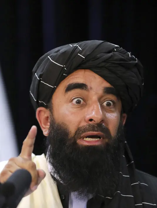 Juru bicara Taliban Zabihullah Mujahid berbicara dalam konferensi pers pertamanya di Kabul, Afghanistan, pada Selasa (17/8/2021). Dalam konferensi pers, Mujahid berjanji akan menghormati hak-hak perempuan dan memaafkan mereka yang memerangi Taliban. (AP Photo/Rahmat Gul)