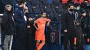 Bek Istanbul Basaksehir, Rafael (tengah), menunggu di pinggir lapangan usai dihentikannya laga lanjutan Liga Champions Grup H melawan Paris Saint-Germain di Parc des Princes Stadium, Selasa (8/12/2020). (AFP/Franck Fife)