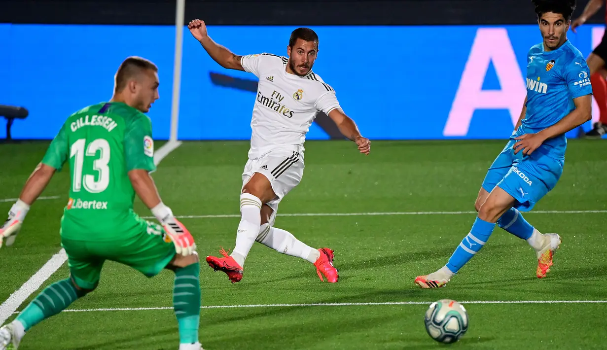 Penyerang Real Madrid, Eden Hazard, berusaha mencetak gol ke gawang Valencia pada laga lanjutan La Liga Spanyol pekan ke-29 di Stadion Alfredo, Stefano, Jumat  (19/6/2020) dini hari WIB. Real Madrid menang 3-0 atas Valencia. (AFP/Javier Soriano)