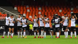 Para pemain Valencia berselebrasi usai mengalahkan AC Milan pada pertandingan persahabatan di Stadion Mestalla di Valencia (4/8/2021). Bermain imbang 0-0 di waktu normal, Valencia menang atas AC Milan lewat adu penalti 5-3. (AFP/Jose Jordan)