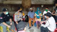 Kapolres OKI Sumsel mengunjungi keluarga ABK yang jasadnya dilarung di lautan lepas (Dok. Humas Polres OKI / Nefri Inge)