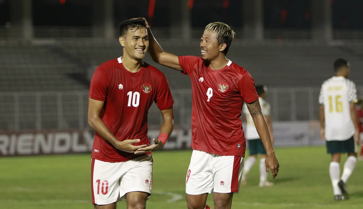 Penyerang Timnas Indonesia, M Rafli (kiri) melakukan selebrasi bersama Kushedya Hari Yudo usai menjebol gawang Tira Persikabo. (Foto: Bola.com/M. Iqbal Ichsan)