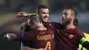 Para pemain AS Roma merayakan gol Edin Dzeko (kiri) saat melawan Villareal pada laga 32 besar Liga Eropa di Ceramica stadium, Villarreal, (16/2/2017). Roma menang 4-0. (AP/Alberto Saiz)