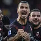 Penyerang AC Milan, Zlatan Ibrahimovic berselebrasi dengan rekan-rekannya usai mencetak gol ke gawang Cagliari pada pertandingan Liga Serie A Italia di Sardegna Arena (11/1/2020). Ibrahimovic mencetak gol dimenit ke-64 dan merupakan gol perdananya di AC Milan musim ini. (Spada(/LaPresse via AP)