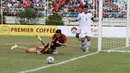 Gelandang Timnas Indonesia U-19, Egy Maulana Vikri terjatuh saat bertanding melawan Thailand pada Piala AFF U-18 di Stadion Thuwanna, Yangon, Jumat (15/9). Thailand menang adu penalti 3-2. (Liputan6.com/Yoppy Renato)