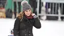 Gaya santai dan sporty lainnya dari Kate Middleton saat main ski. Dengan mantel dan topi beanie yang tetap trendi. (Foto: Shutterstock)