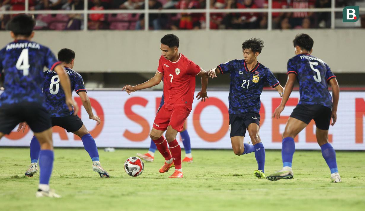 <p>Pemain Timnas Indonesia, Marselino Ferdinan berusaha melewati sejumlah pemain Laos pada laga lanjutan Grup B Piala AFF 2024 di Stadion Manahan, Solo, Jawa Tengah, Kamis (12/12/2024). (Bola.com/Abdul Aziz)</p>