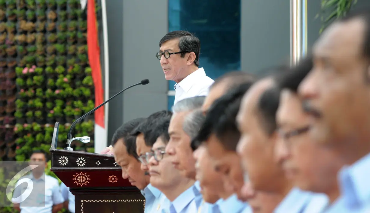 Menkumham Yasonna Laoly memberikan pemaparan saat memimpin Apel Akbar Serentak Darurat Narkoba di Kemenkumham, Jakarta, Senin (4/4). Menkumham menyatakan akan mengevaluasi kinerja terjadi di lingkungan Kemenkumham. (Liputan6.com/Helmi Afandi)