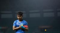 Reaksi kecewa pemain PSIM Yogyakarta, Aditya Putra Dewa usai kalah 0-3 dari FC Bekasi City saat laga lanjutan Grup B Liga 2 2022/2023 di Stadion Patriot Candrabhaga, Bekasi, Senin (19/09/2022). (Bola.com/Bagaskara Lazuardi)