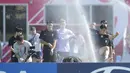 Pemain Korea Selatan, Paik Seung-ho (kanan) menghindari air saat tim tiba untuk sesi latihan di Al Egla Training Site 5 di Doha, Qatar, Rabu, 23 November 2022. Korea Selatan akan bertanding melawan Uruguay pada pertandingan perdana Grup H Piala Dunia 2022 Qatar, Kamis (24/11/2022) pukul 20.00 WIB. (AP Photo/Lee Jin-man)