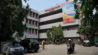 Mahasiswa mengendarai sepeda motornya usai beraktivitas di kampus Unversitas Ibnu Chaldun Jakarta, Selasa (6/10). Kementerian Riset, Teknologi, dan Pendidikan Tinggi telah membekukan 243 kampus termasuk 22 kampus di Jakarta. (Liputan6.com/Gempur M Surya)