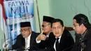 Koordinator Tim Advokasi Pandangan dan Sikap Keagamaan MUI, Ahmad Yani (kedua kanan) memberi keterangan usai menggelar pertemuan di Jakarta, Senin (14/11). Pertemuan untuk merumuskan pandangan dalam membantu fatwa MUI. (Liputan6.com/Helmi Fithriansyah)