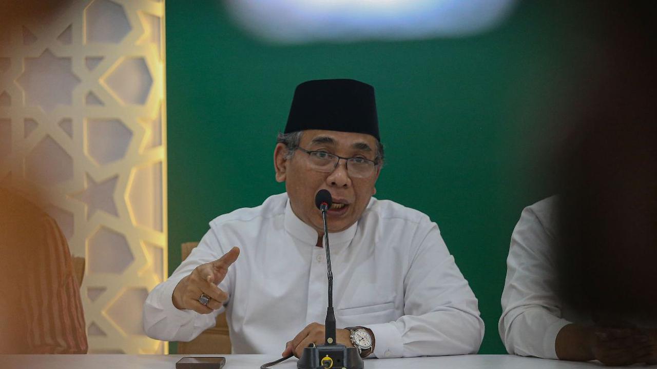 Ketua Umum Pengurus Besar Nahdlatul Ulama (PBNU) Yahya Cholil Staquf atau Gus Yahya menyampaikan pernyataan saat menggelar konferensi pers terkait lima Nahdliyin yang bertemu Presiden Israel Isaac Herzog di Kantor PBNU, Jakarta Pusat, Selasa (16/7/2024). 