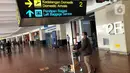 Penumpang beraktivitas di area Bandara Soekarno-Hatta, Tangerang, Jumat (24/7/2020). Senior Manager Branch Communication and Legal Bandara Soetta Febri Toga Simatupang mengatakan di bulan Juli, jumlah pergerakan penumpang rata-rata per hari mencapai 30.000 orang. (Liputan6.com/Immanuel Antonius)