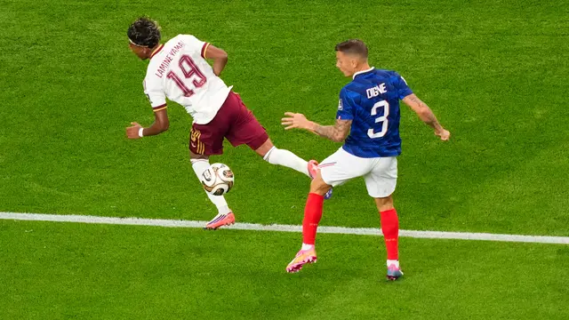 Pemain Prancis Lucas Digne (3) melanggar pemain Spanyol Lamine Yamal (19)