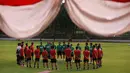 Pelatih Timnas Indonesia U-23, Shin Tae-yong memimpin briefing saat latihan perdana menjelang Piala AFF U-23 yang berlangsung di Lapangan A, Senayan, Jakarta, Kamis (10/08/2023). (Bola.com/Bagaskara Lazuardi)