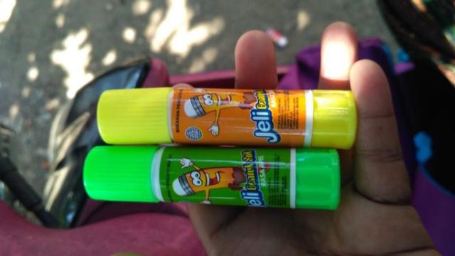 BPOM menelusuri keberadaan permen model lipstik ini usai beredarnya foto permen yang diduga menewaskan seorang bocah 7 tahun. (Foto: Liputan6.com/Istimewa/Muhamad Ridlo)