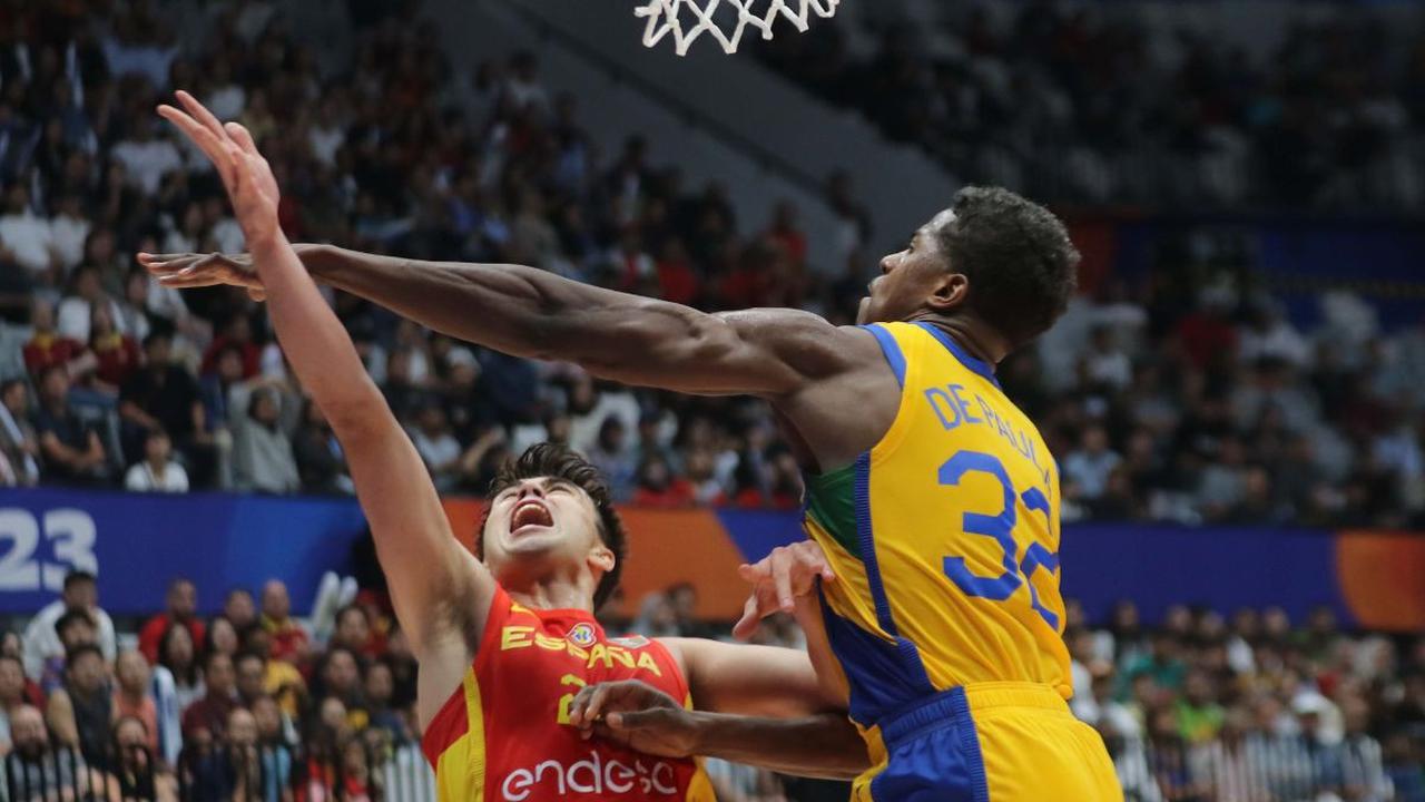 Pemain timnas basket Brasil, Georginho De Paula (kanan) berusaha menahan laju pebasket Spanyol pada penyisihan Grup G FIBA World Cup 2023 di Indonesia Arena, Gelora Bung Karno, Jakarta, Senin (28/8/2023).