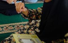 FOTO: Semangat Santri Tunarungu Belajar Mengaji Alquran dengan Bahasa Isyarat