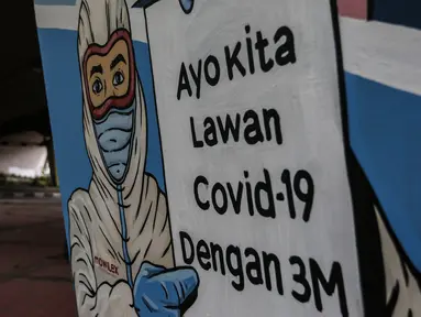 Mural imbauan untuk melawan COVID-19 terlihat di bawah kolong jembatan di Jakarta, Kamis (17/11/2020). Pemerintah Klaim Tingkat Kesembuhan Pasien Covid-19 Indonesia di Atas Global. (Liputan6.com/JohanTallo)