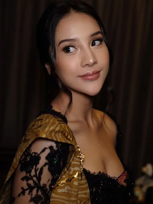 Kebaya dengan bustier yang menyembul tersebut menambah pesonanya seperti sedang berjalan untuk ajang kontes kecantikan. [@vinaavaniaa]