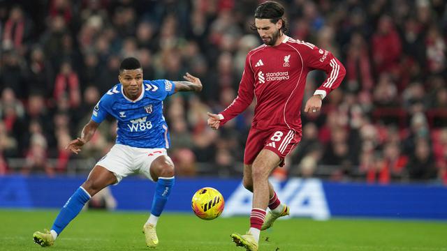 Reinildo Mandava (kiri) dari Sunderland dan Dominik Szoboszlai dari Liverpool