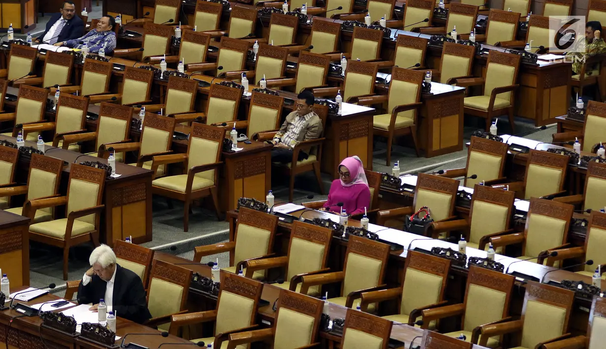 Anggota DPR menghadiri sidang paripurna ke-9 Masa Persidangan I 2019-2020 di Kompleks Parlemen, Senayan, Selasa (17/9/2019). Rapat Paripurna tesebut membahas berbagai agenda dengan salah satunya mengesahkan revisi UU Nomor 30 Tahun 2002 Tentang KPK menjadi UU. (Liputan6.com/Johan Tallo)