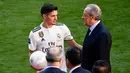 Pemain baru Real Madrid, Brahim Diaz berbincang dengan Presiden Florentino Perez saat perkenalan dirinya  di stadion Santiago Bernabeu  (7/1). Pemain 19 tahun ini dikontrak Real Madrid hingga 30 Juni 2025. (AFP Photo/Gabriel Bouys)
