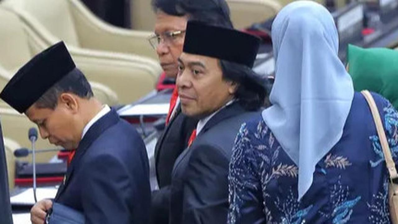 VIDEO: Ekspresi Senator Komeng dan Ahmad Dhani Hadiri Pelantikan Prabowo-Gibran di Gedung DPR/MPR