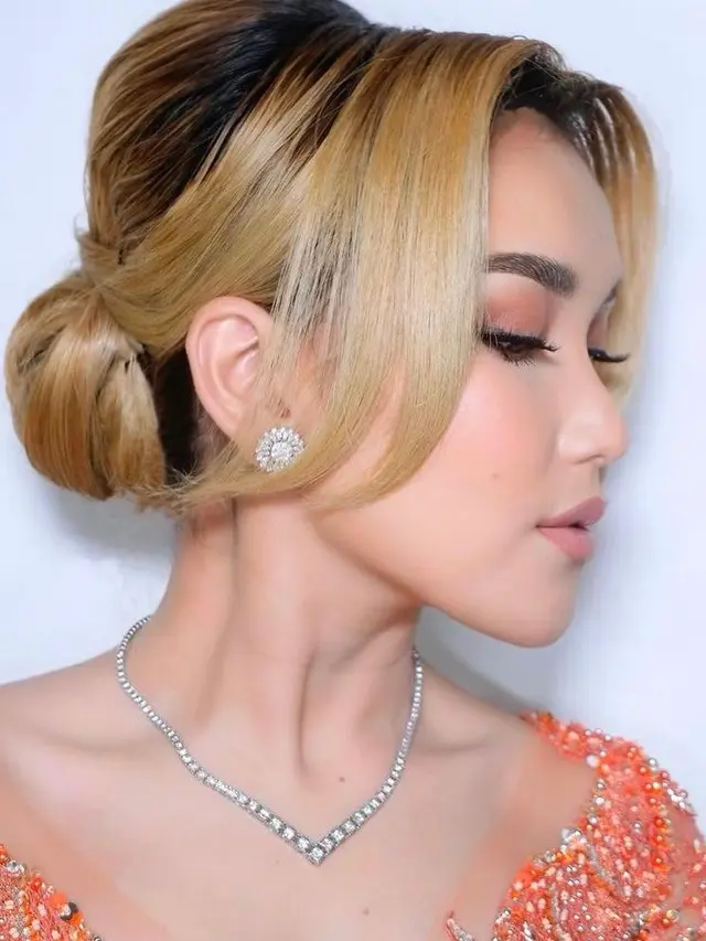 Gaya Rambut dan kebaya