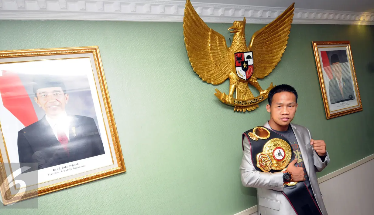 Petinju Indonesia, Daud Yordan berpose dengan sabuk WBA Lightweight International usai bertemu Menpora Imam Nahrawi di Jakarta, Selasa (14/6/2016). Daud merebut sabuk dari petinju Argentina Cristian R Coria, 4 Juni lalu. (Liputan6.com/Helmi Fithriansyah)