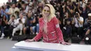 Kristen Stewart berpose untuk fotografer pada sesi pemotretan untuk film Crimes of the Future di Festival Film Cannes, Prancis, 24 Mei 2022. (Photo by Vianney Le Caer/Invision/AP)