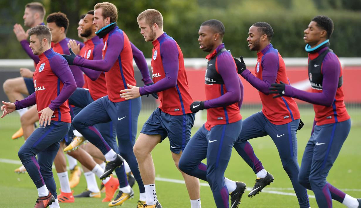 Para pemain Inggris melakukan pemanasan jelang melawan Slovenia pada kualifikasi Piala Dunia 2018 di Tottenham Hotspur Training Ground, Enfield, (4/10/2017). Jika menang Inggris dipastikan lolos ke putaran final Piala Dunia 2018.  (AFP/Olly Greenwood)