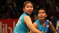 Nitya Krishinda Maheswari/Greysia Polii saat melawan pasangan Malaysia Vivian Kah Mun Hoo/Khe Wei Woon pada laga Indonesia Open 2016 di Istrora Senayan, Jakarta, Kamis (2/6/2016). Nitya Krishinda Maheswari/Greysia Polii Kalah 17-21,19-21. (Bola.com/Nickla