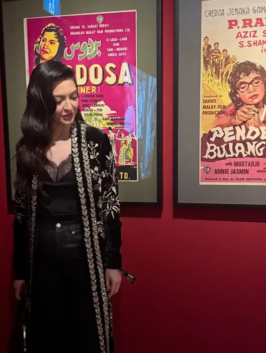 Kebaya vintage Raline Shah terlihat modern saat dipadu dengan tanktop lace dan ankle pants. Ia pun terlihat santai dengan mules sandal dari Gucci [@ralineshah]