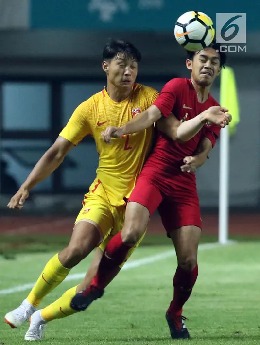 Pemain tengah Timnas Indonesia U-19. M Luthfi Kamal (kanan) berebut bola dengan pemain China U-19, Tianyu Guo pada PSSI 88th U-19 International Tournament di Stadion Pakansari, Cibinong, (25/9). Indonesia kalah 0-3. (Liputan6.com/Helmi Fithriansyah)