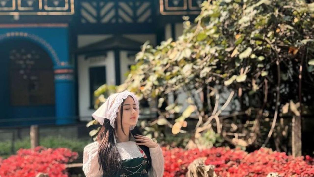 Mengenakan Pakaian Khas Belanda