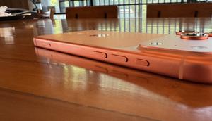 Tombol volume dan Action di sisi kiri bodi iPhone 17 Pro Max. (Liputan6.com/ Yuslianson)