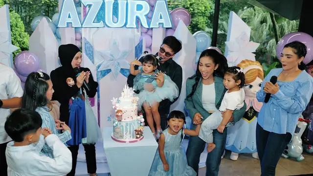 Krisdayanti saat Azura ke-2 dengan gaya kasual. [@aurelie.hermansyah]