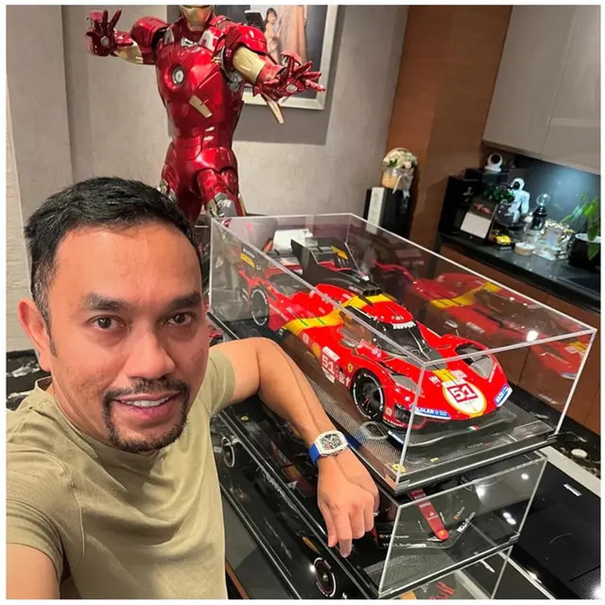 6 Potret Ahmad Sahroni Bareng Patung Iron Man Koleksinya, Kini Tinggal Kenangan