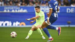 Hasil ini membuat Barcelona mengemas 24 poin dari sembilan laga dan mereka bertahan di pucuk klasemen sementara Liga Spanyol 2024/2025. Sedangkan Alaves ada di posisi 12 dengan koleksi 10 poin. (AP Photo/Miguel Oses)