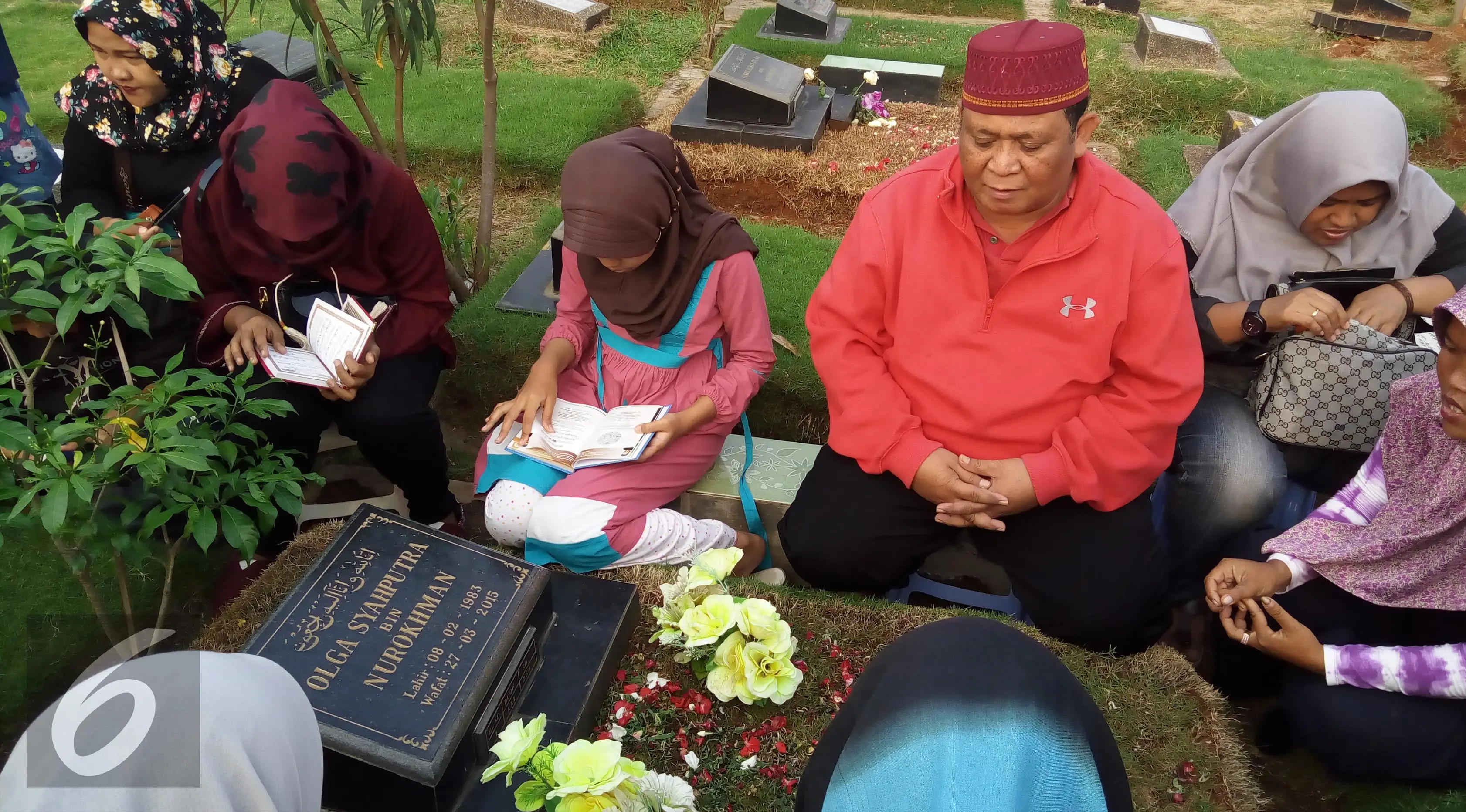 Ayah Olga Syahputra, Nurokhman menziarahi makam putranya, di TPU Malaka, Jakarta Timur, Minggu (14/5/2017). Dalam kesempatan itu, Nurokhman juga didampingi fans almarhum, Olga Lovers. (Sapto Purnomo/Liputan6.com)