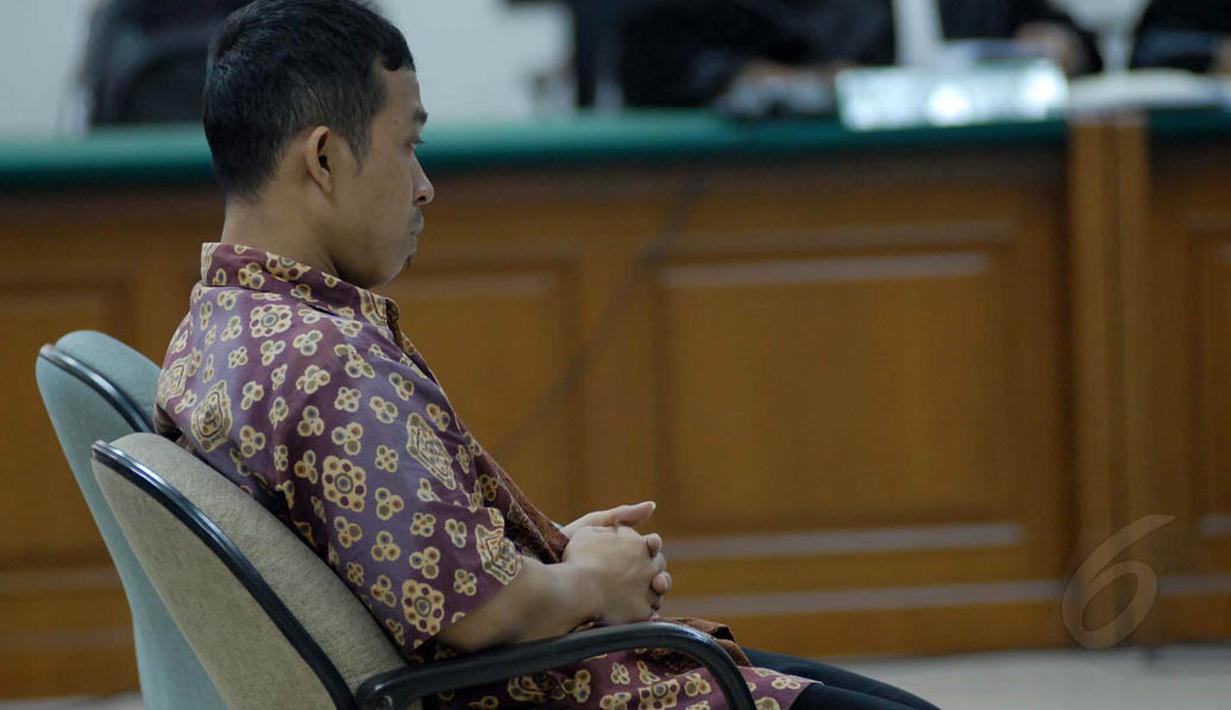Terdakwa Hendra Saputra saat mendengarkan tuntutan yang dibacakan oleh  Jaksa Penuntut Umum  (JPU) di Pengadilan Tindak Pidan Korupsi. (23/7/14) (Liputan6.com/Miftahul Hayat)